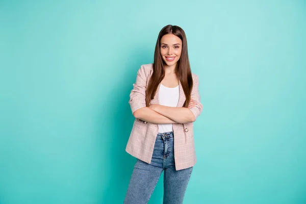 Retrato de ella ella atractiva atractiva bonita alegre alegre alegre contenido recta de pelo chica brazos cruzados aislados sobre brillante brillante brillo azul verde azulado verde turquesa fondo —  Fotos de Stock