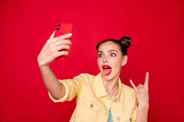 Foto de la señora bonita sosteniendo las manos del teléfono haciendo selfies en concierto de rock desgaste traje casual aislado fondo rojo — Foto de Stock