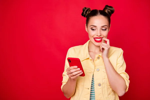 Bella signora che tiene le mani del telefono avendo idea creativa indossare abbigliamento casual isolato sfondo rosso — Foto Stock