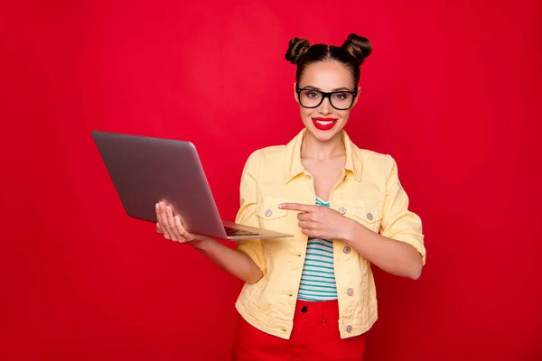 Fénykép szép hölgy gazdaság notebook kezét tanácsadás a legjobb online szolgáltatás kopás szemüveg alkalmi ruhát elszigetelt piros háttér — Stock Fotó