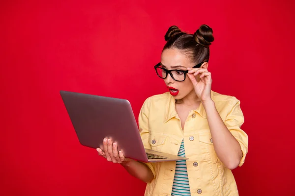 Фото женщины, держащей в руках ноутбук читать неожиданные изменения носить спецификации случайный стильный костюм изолированный красный фон — стоковое фото