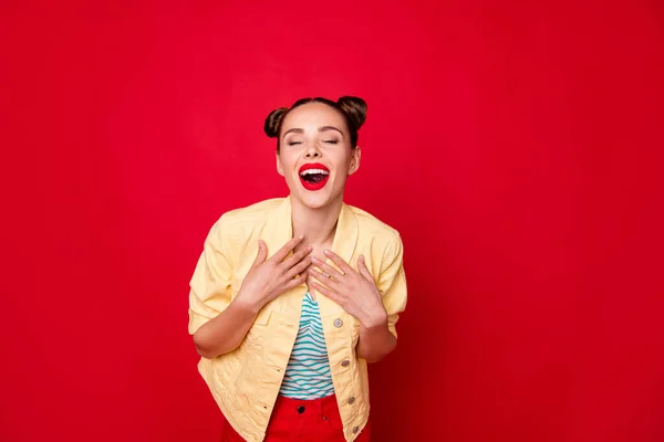 Foto de la señora bonita escuchar historia humorística desgaste traje casual aislado fondo rojo — Foto de Stock