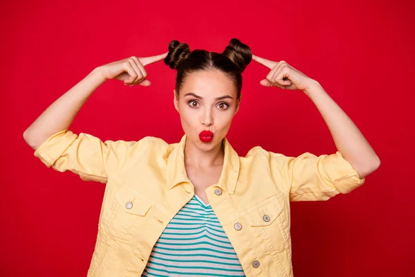 Hübsche Dame zeigt Hände auf neue Frisur senden Kuss Stylist tragen lässiges Outfit isoliert roten Hintergrund — Stockfoto