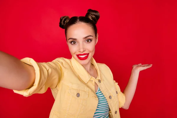 美しい女性の写真は、 Instagramのブログのためにselifyを作るカジュアルスタイリッシュな衣装孤立赤の背景 — ストック写真