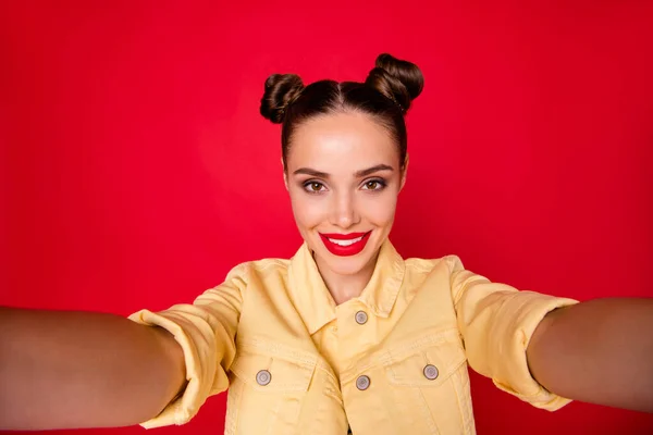 Foto di divertente signora fare selfie vestito casual isolato sfondo rosso — Foto Stock