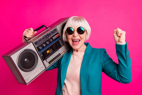 Close-up retrato dela ela agradável atraente alegre alegre alegre alegre senhora de cabelos grisalhos carregando boombox se divertindo tempo isolado no brilho vívido vibrante rosa fuchsia cor de fundo — Fotografia de Stock