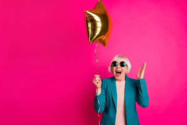 Retrato de ella ella atractiva hermosa hermosa loca alegre alegre alegre dama de pelo gris alegre sosteniendo globo que se divierte aislado en brillante brillo vivo vibrante rosa fucsia color fondo —  Fotos de Stock