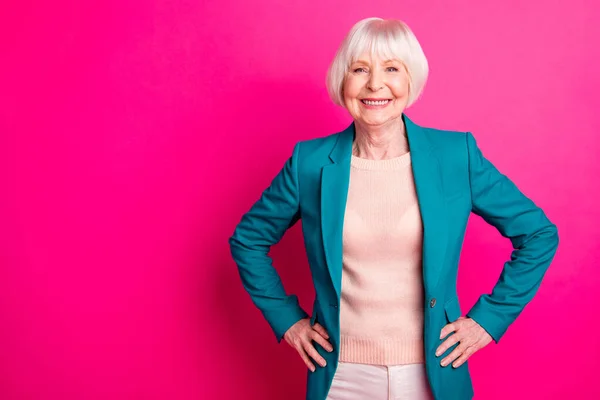 Portret van haar ze mooi uitziende aantrekkelijke mooie vrolijke inhoud grijs-harige dame dragen blauw groen jasje poseren geïsoleerd over heldere levendige glans levendige roze fuchsia kleur achtergrond — Stockfoto