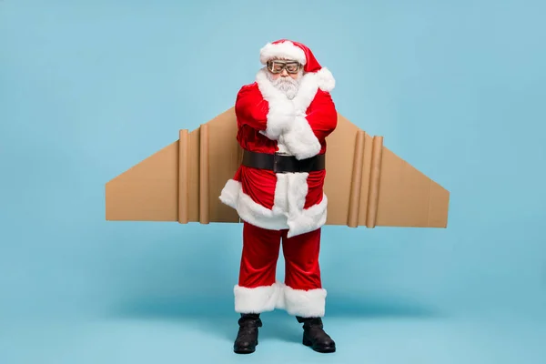 Pleine longueur taille du corps vue de son il belle graisse insatisfaite maussade Saint-Nicolas Père Noël portant manteau chaud ailes d'avion plié bras isolés sur fond bleu couleur pastel — Photo