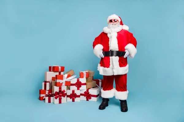 Güzel, neşeli, neşeli, mutlu, sakallı Noel Baba yığını alışverişinin vücut ölçüleri mavi turkuaz pastel arka planda izole edilmiş indirimli indirimi veriyor. — Stok fotoğraf