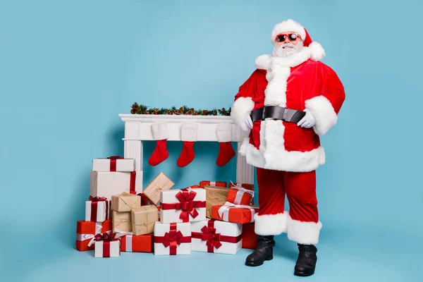 Vista completa del tamaño del cuerpo de su agradable fresco grasa alegre alegre alegre contenido barbudo Santa de pie cerca de la chimenea casa de servicio de entrega de regalos aislado en azul turquesa pastel color fondo — Foto de Stock