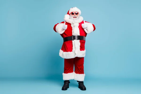 Full length body size view of his he nice cool cool happy fat brodaty Santa noszenie ciepłe zimowe płaszcz wygląd strój pokazując dwa podwójne kciuk izolowane nad niebieskim turkusowy pastelowy kolor tła — Zdjęcie stockowe