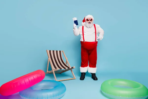 손에 쥐고 있는 그 의밝고 밝은 큰 배를 기쁘게 하는 그 의 전체 몸길이 사진 산타는 파란 청록색 파스텔 색 배경 위에서 고립된 항해 우승자 문서를 문서로 작성 — 스톡 사진