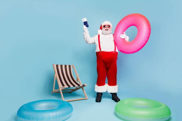 Pemandangan tubuhnya yang panjang dia senang si gemuk Santa berjenggot ceria berpegangan di tangan para dokter lingkaran merah muda yang bersenang-senang terisolasi di atas latar belakang warna pastel berwarna pirus biru — Stok Foto