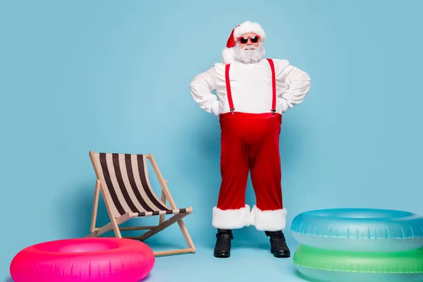 Pleine longueur la taille du corps vue de son il agréable élégant confiant joyeux gras en surpoids Père Noël voyageur à la piscine partie mains sur les hanches isolé sur fond bleu turquoise couleur pastel — Photo