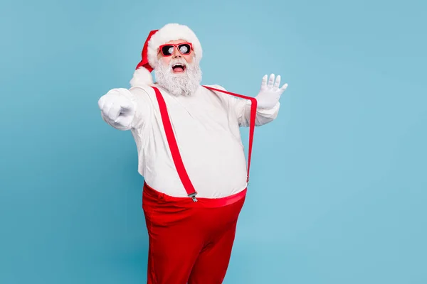 Его портрет он красивый привлекательный модный веселый веселый бородатый Санта смеется указывая на вас шутки изолированы над ярким ярким блеском ярко синего бирюзового цвета фона — стоковое фото