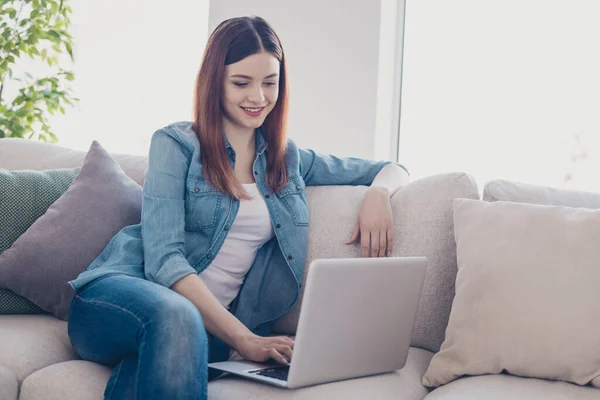 Foto di bella signora d'affari che tiene il taccuino che lavora a casa avendo pausa parlando skype con i parenti seduti divano indossando jeans vestiti appartamento al chiuso — Foto Stock