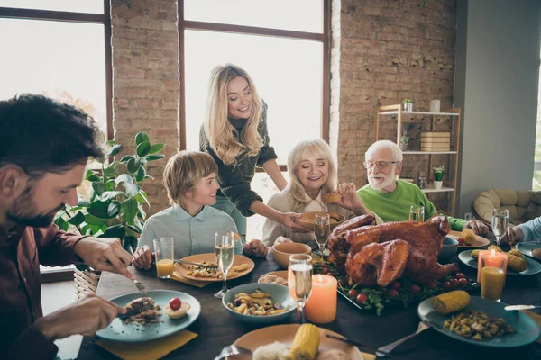 Essaie ma mère de pain. Photo de grande famille rassemblement assis plats de fête dîner table femme donnant tout le monde boulangerie fraîche multi-génération dans le salon du soir à l'intérieur — Photo