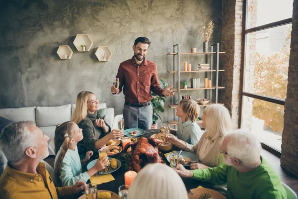 Porträt von schönen fröhlichen großen vollständigen Familie Bruder Schwester Enkelin Enkel genießen Fest Tradition Papa sagen dankbar Toast gratulieren Tagtraum in modernen Loft industriellen Stil Innenhaus — Stockfoto