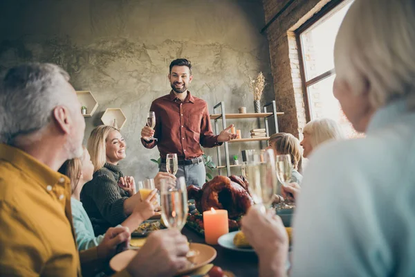 Porträtt av trevligt muntra stora hela familjen bror syster barnbarn barnbarn njuter festmåltid generation samla pappa säger skål tacksamhet grattis i modern loft industriell stil interiör hus — Stockfoto