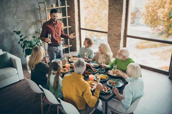 Porträtt av trevligt muntra stora hela familjen bror syster barnbarn barnbarn njuter generation samla tradition pappa säger skål grattis tacksamhet modern loft industriell stil interiör hus — Stockfoto