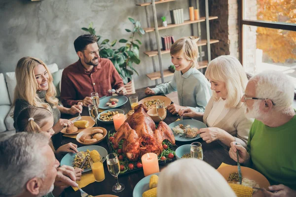 Porträt von schön charmant fröhlich fröhlich große vollständige Familie Bruder Schwester essen inländischen Brunch Mittagessen Festessen Unterhaltung köstliche Mahlzeiten Gerichte in modernen Loft industriellen Stil Innenhaus — Stockfoto