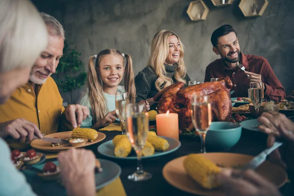 素敵な素敵な明るい明るい肯定的な大きな家族の肖像ランチブランチを食べるランチおいしい食事料理季節の伝統は、現代のロフト産業スタイルのインテリアハウスの時間を過ごす収集 — ストック写真