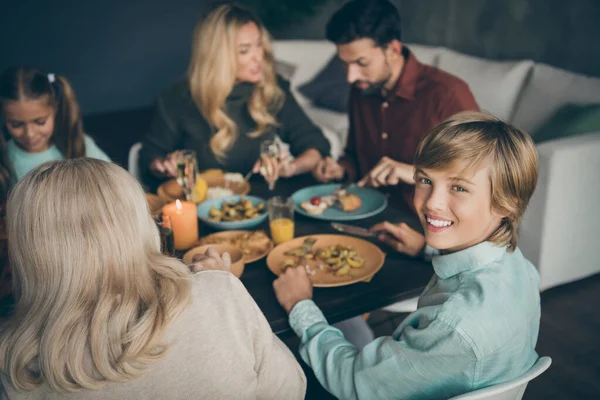 Portré szép szép szép vidám nagy család eszik ebéd villásreggeli finom ételek hálás jó termés ősz hagyomány összejövetel házban étterem beltéri — Stock Fotó