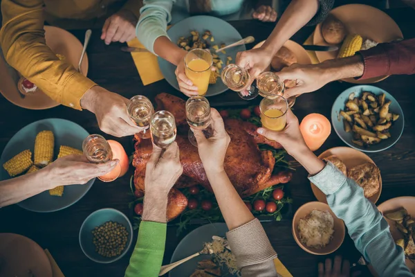 Gekropte top boven hoge hoek uitzicht op mooie grote volledig vriendelijke familie eten lunch brunch zelfgemaakte smakelijke lekker maaltijd gerechten klinkende glas over geserveerd tafel gefeliciteerd proficiat in huis restaurant — Stockfoto