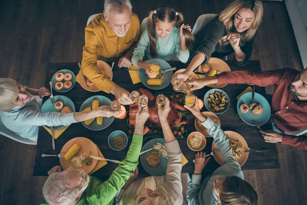 Topo acima da visão de alto ângulo de agradável encantador grande cheio encantador alegre família amigável almoçar brunch caseiro saboroso pratos de refeição deliciosos beber bebida parabenizar no restaurante da casa dentro de casa — Fotografia de Stock