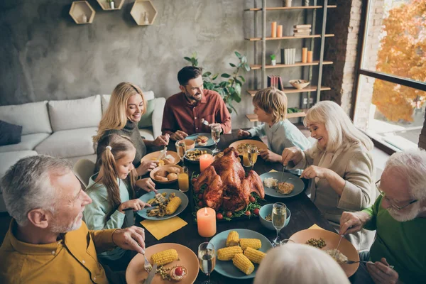 Oben aus der Vogelperspektive Porträt von netten fröhlichen großen Familie Paare Bruder Schwester Essen genießen Saison inländische Mahlzeit Küche Gerichte Dankbarkeit in modernen Loft industriellen Stil Innenraum Haus — Stockfoto