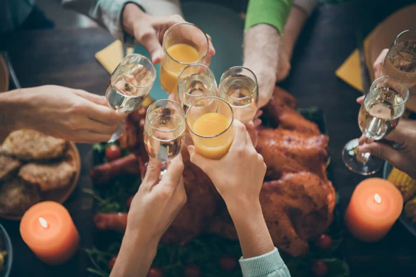 Récolté vue rapprochée de belle grande famille frère soeur couples clinking verre jus d'orange boisson gratitude sur les plats servis repas de table dans la restauration de la maison restaurant — Photo