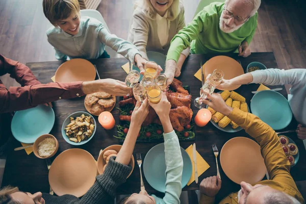 Topo acima da visão de alto ângulo de agradável agradável alegre alegre grande família completa irmão irmã comendo deliciosa festa doméstica clinking vidro gratidão tradição no loft estilo industrial casa interior — Fotografia de Stock