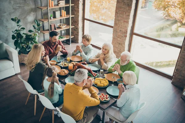 Top above high angle photo of serious large family reunion gathering generation sit table have thanksgiving celebration feasting with roast turkey corn meals pray prayer in house — Stock Photo, Image