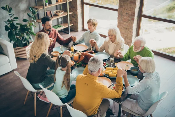 Ovanför hög vinkel foto av drömmande stor familj återförening möte små barn pensionärer hålla hand be fira höst oktober tacksägelse måltid sitta bord i huset — Stockfoto