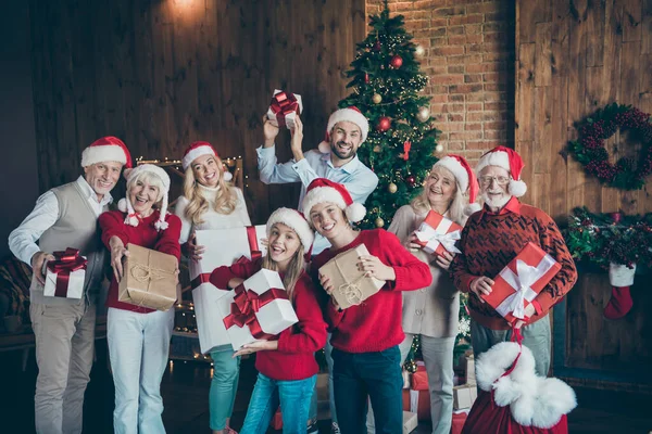 Mutlu, mutlu, aile babası kardeş şapkalı çiftlerin portresi. El ele tutuşmanın tadını çıkarıyorlar. Noel zamanı geleneği. — Stok fotoğraf
