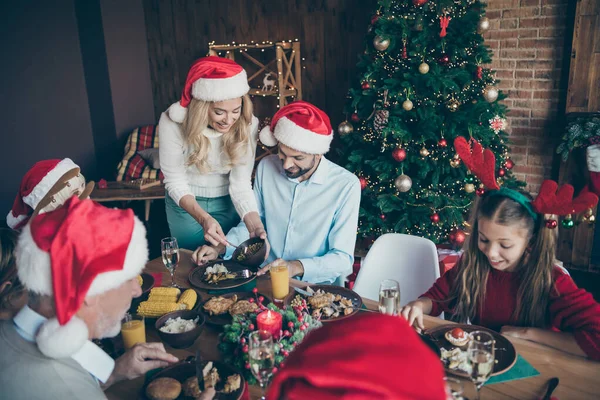 Retrato de agradable amoroso cariñoso alegre alegre grande familia completa hermano hermana con gorra sombrero sombrerería disfrutando diciembre invierno festivo comer almuerzo en loft estilo industrial interior casa —  Fotos de Stock