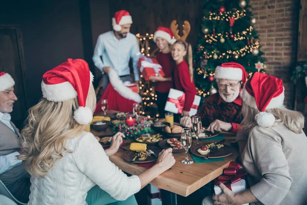 Büyük aile fotoğrafı, Noel Baba şapkası, kırmızı Noel Baba şapkası ve Noel ağacı çelenklerinin yanında küçük oğlunla iyi eğlenceler. — Stok fotoğraf