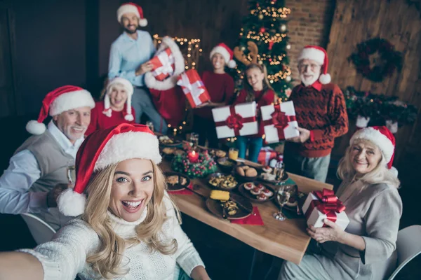 God jul kväll familj samlas med mogna pensionärer små små barnbarn glada kvinna ta själv foto av jul måltid mat släktingar sitta bord i huset har julgran hålla presentförpackning — Stockfoto