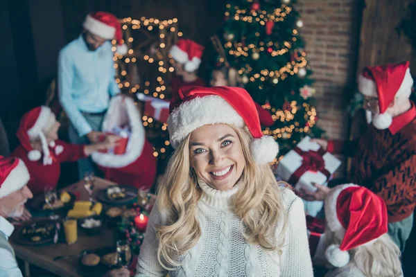 Close up fotografie pozitivní žena manželka nosí Santa Claus čelenky mají rodinu x-mas setkání s malým dítětem senior lidé důchodce sedět jídlo stůl v domě s novoroční dekorace atmosféra — Stock fotografie