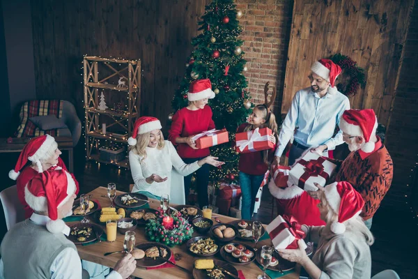 Ovanför hög vinkel foto av stora stora stora familjen med små små barn mogna sitta runt bordet jul måltid man hålla röd säck tillbaka ge presentförpackning önskar dröm i hus med julgran följa traditionen — Stockfoto
