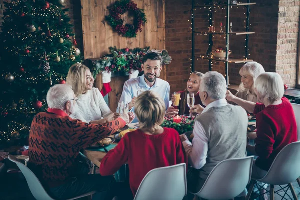 Фотографія повної великої родини, що збирається, сидить обідній стіл, що розповідає тости вечірки різного покоління вісім членів у новорічній прикрашеній вітальні в приміщенні — стокове фото