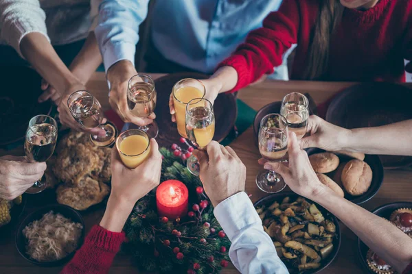 Recadré gros plan au-dessus et vue grand angle gros plan photo de famille s'étant réunis pour accrocher leurs verres remplis de boissons festives de Noël et regarder passer la vieille année dans x-mas convivial — Photo