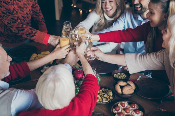 Обрізана фотографія зустрічей сімейних людей разом з онуками і дідусем і бабусею, що представляють кілька поколінь, зібраних за столом, щоб відсвяткувати майбутні Різдвяні клінкерні окуляри — стокове фото