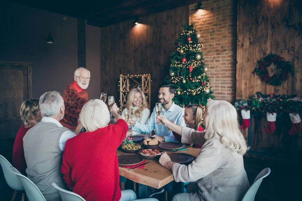 Dost canlısı, neşeli, neşeli, neşeli aile çocuğu kışı brunch yiyerek geçiriyor. Dedesi modern endüstriyel tuğla tarzı dekoratif bir evde kadeh tokuşturarak kadeh kaldırıyor. — Stok fotoğraf