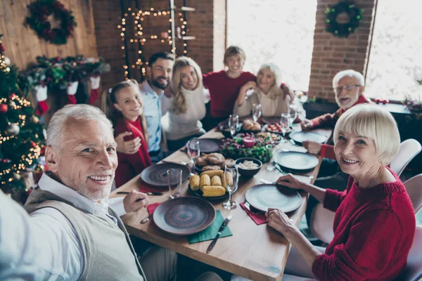 素敵な素敵な陽気な大きな家族の世代の集まりの自画像写真冬の日は屋内近代的な産業ロフトレンガ造りのスタイルのインテリア装飾された家でブランチの伝統を食べる — ストック写真