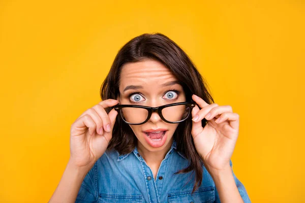 Close up foto de menina surpreendida tocar suas especificações ouvir notícias inacreditáveis sobre preto sexta-feira gritar wow omg usar roupa jovem elegante isolado sobre fundo de cor amarela — Fotografia de Stock