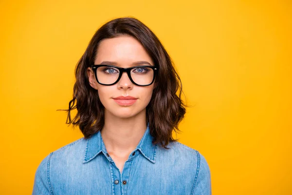 Close up foto di serio imprenditore fiducioso bell'aspetto vero esecutivo pronto a risolvere i problemi di lavoro indossare jeans jeans vestiti isolati su sfondo di colore giallo — Foto Stock