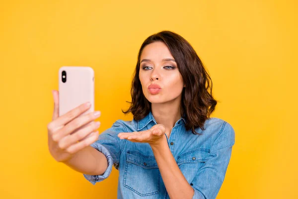 Закрыть фото романтической леди блоггер использовать свой мобильный телефон, чтобы сделать селфи для своих блогов на летних каникулах отправить воздушные поцелуи для последователей носить тренд наряд изолирован на желтый цвет фона — стоковое фото