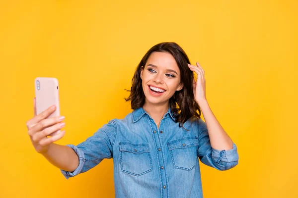 Hola a todos mis seguidores. Retrato de chica alegre positiva fotógrafa blogger divertirse en viaje vacaciones hacer selfie con teléfono inteligente desgaste elegante traje aislado sobre color amarillo —  Fotos de Stock